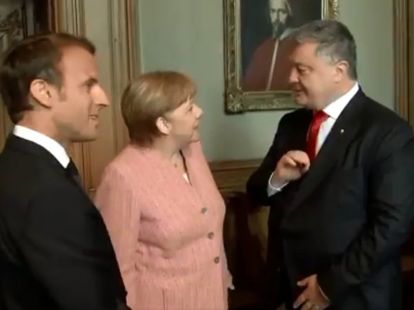 Странное поведение Порошенко на встрече с Меркель и Макроном попало на видео