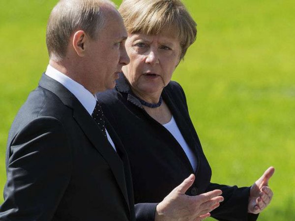 Путин рассказал Меркель об условии сохранения транзита газа через Украину