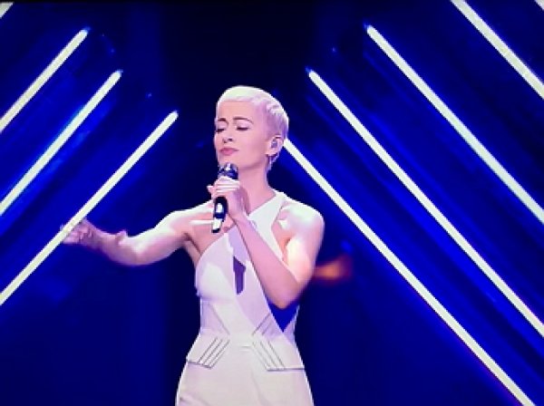 На «Евровидении» хулиган выхватил микрофон из рук британской певицы