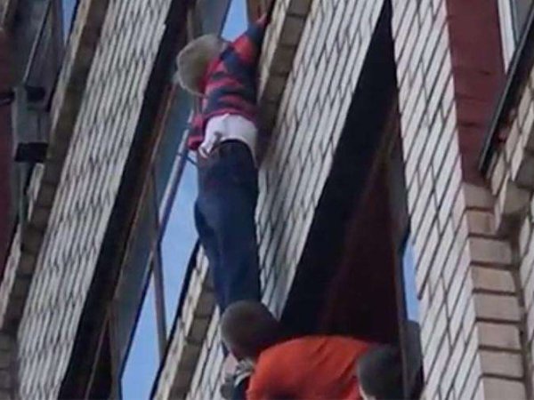 В Кирове вывалившийся из окна ребенок более получаса висел на высоте шестого этажа