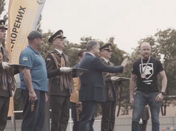 Боевик "Азова" отказался пожать руку Порошенко