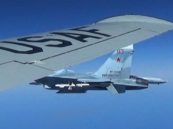 CNN: российский СУ-27 "непрофессионально" сблизился с самолетом ВМС США над Балтикой