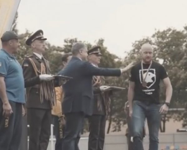 Боец "Азова" объяснил причину отказа пожать руку Порошенко
