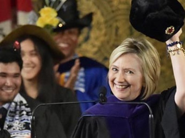 Хиллари Клинтон эпатировала Йельский университет своей шапкой-ушанкой