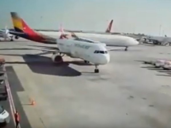 Опубликовано видео столкновения двух самолетов в аэропорту Стамбула