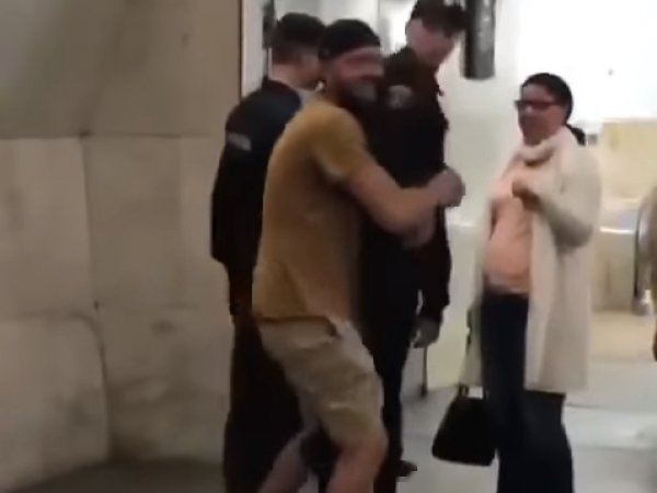 В Москве мужчина в метро в шутку схватил росгвардейца и стал фигурантом уголовного дела