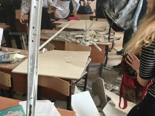 В отремонтированной за 30 млн рублей школе в Ступино на детей обрушился потолок