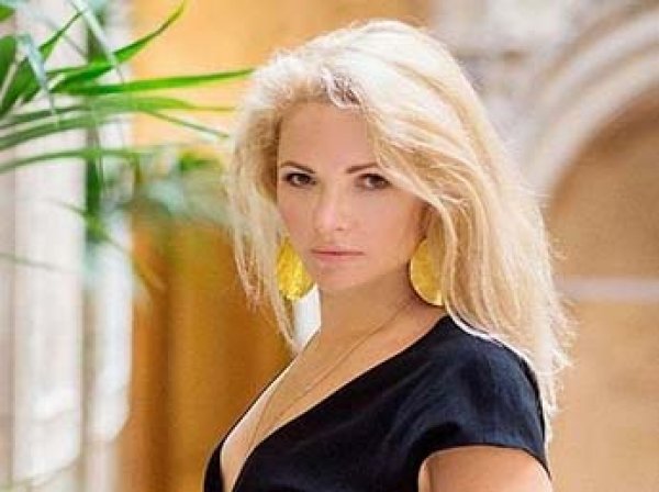 Побрившаяся наголо экс-жена Пескова выходит замуж: ее избранник моложе на 11 лет