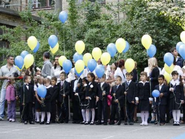 В украинской школе дети массово потеряли сознание во время линейки