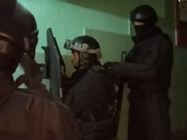 В Сеть попало видео штурма квартиры с заложниками в Москве