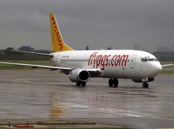 Boeing 737 с туристами из России экстренно сел в Казахстане из-за отказа двигателя