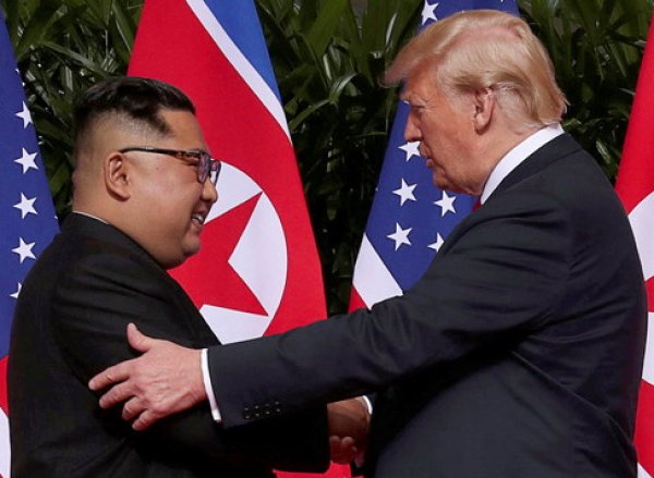 Трамп и Ким Чен Ын впервые встретились и пожали друг другу руки