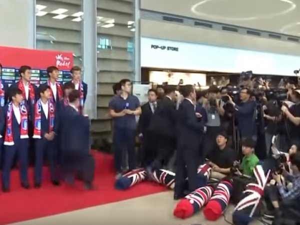 Болельщики забросали футболистов Южной Кореи яйцами после прибытия в аэропорт