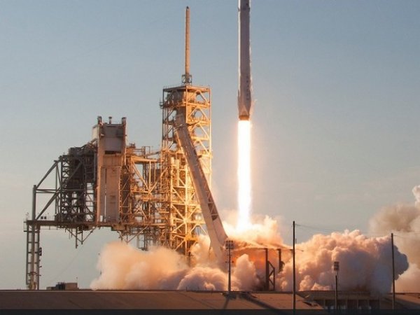 В США SpaceX успешно запустила ракету Falcon 9 со спутником SES-12