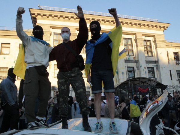 Протестующие разложили возле посольства РФ в Киеве  гробы