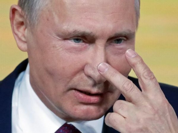 Владимир Путин разрешил блокировать банковские карты россиян