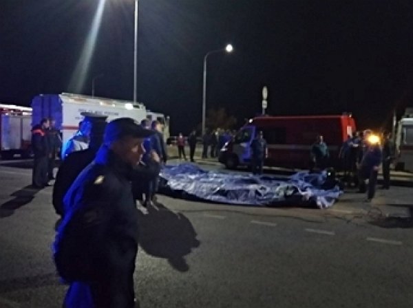 11 человек стали жертвами столкновения катамарана с баржей на Волге