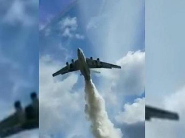 В Сеть попало видео, как Ил-76 сбросил 40 тонн воды на полицейских в Подмосковье
