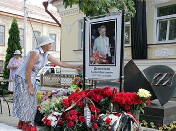 В Москве 20-минутным аплодисментами простились с поэтом Дементьевым