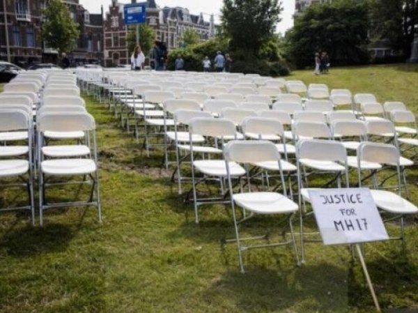 Семьи жертв малазийского "Боинга" выстроили белые стулья у стен посольства РФ в Гааге