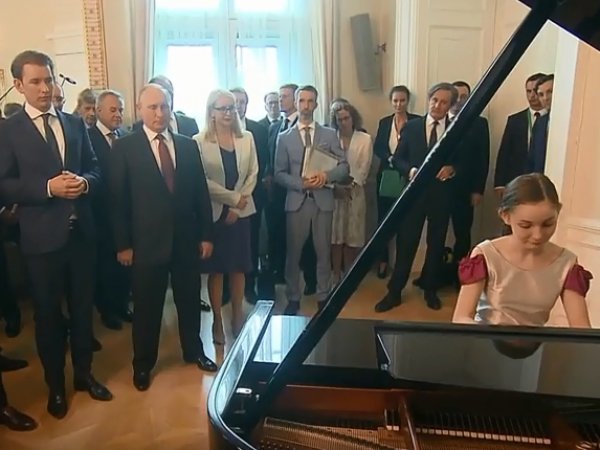 В Австрии юная пианистка сыграла Путину свою версию "Подмосковных вечеров"