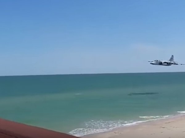 В Запорожье засняли украинский Су-25, пролетевший в нескольких метрах над пляжем