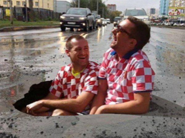 Хорватские болельщики вынудили дорожников заасфальтировать яму, снявшись в ней