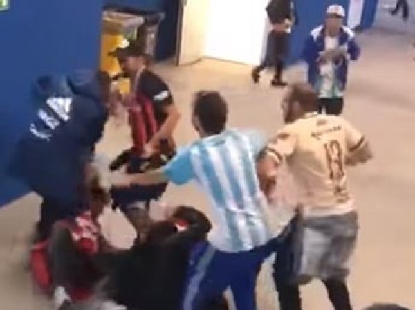 ФИФА оштрафовала Аргентину за драку болельщиков на матче с Хорватией