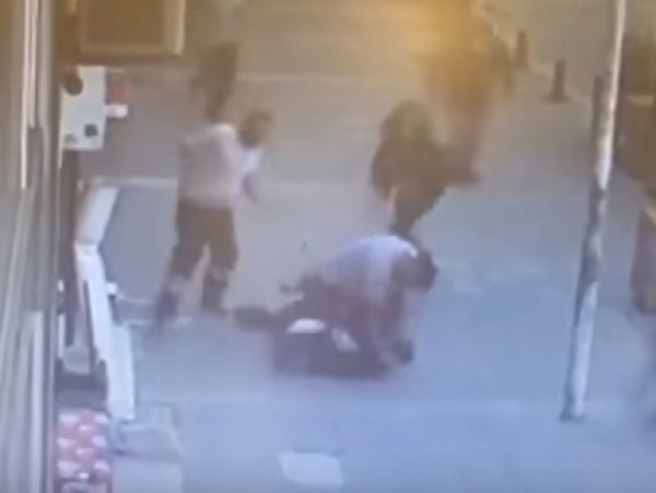 В Турции дворник одним ударом сбил с ног мужчину, избивавшего на улице женщину