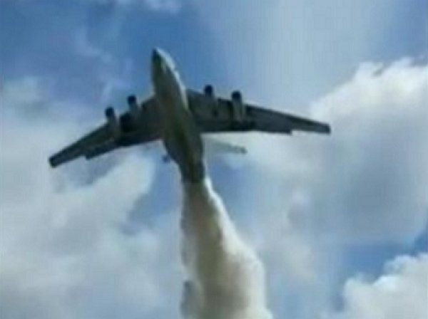 "Грехи смыло": самолет МЧС промахнулся во время учений, окатив водой сотрудников ДПС