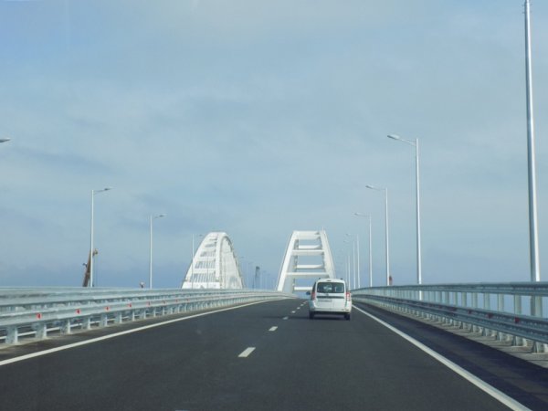 На Крымском мосту произошло первое ДТП