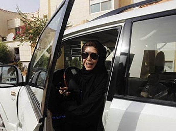 В Саудовской Аравии женщинам впервые в истории разрешили водить автомобиль