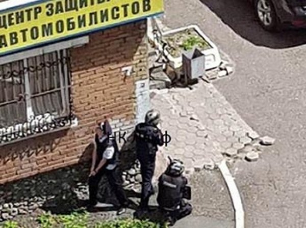 В центре Новокузнецка мужчина застрелил жену и взял заложников в офисе