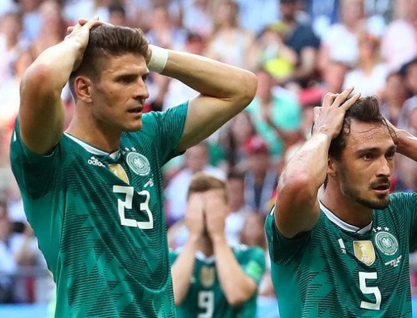 Der Postillon: сборная Германии по футболу после позора просит убежища в России