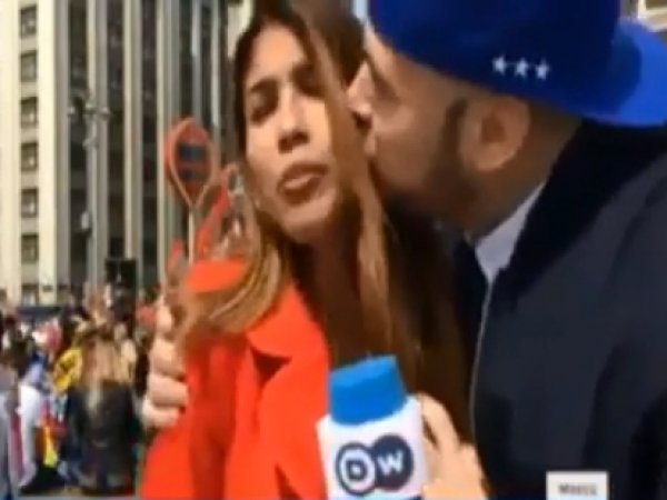"Россия - чемпион!": счастливый фанат схватил за грудь и поцеловал журналистку DW в прямом эфире