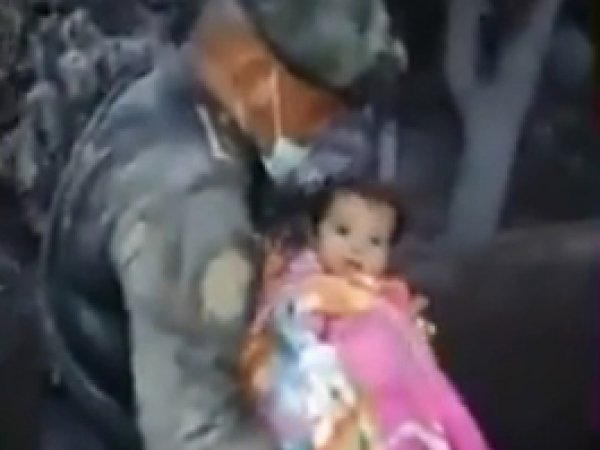 Опубликовано видео счастливого спасения младенца после извержения вулкана в Гватемале