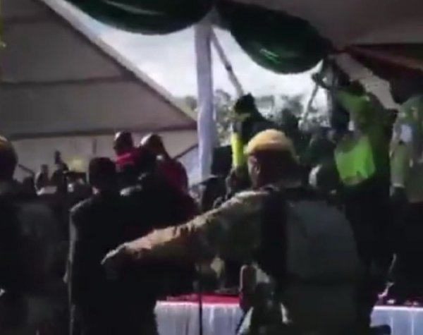 В Зимбабве пытались убить президента: момент покушения попал на видео