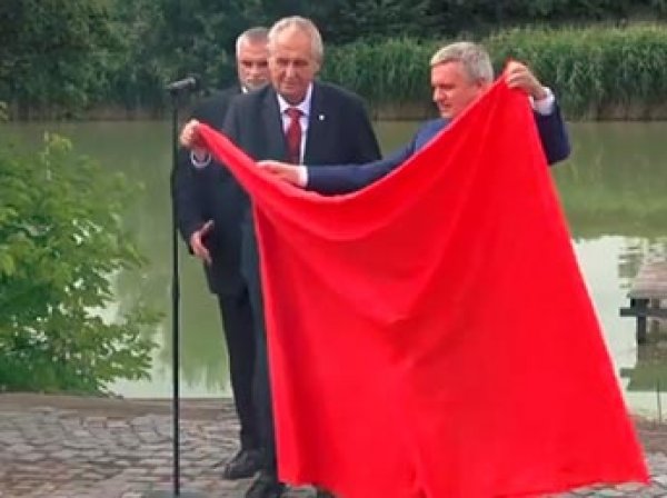 Президент Чехии прилюдно сжег огромные красные трусы