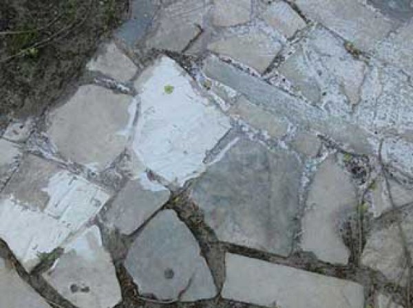 В Ульяновске тротуар замостили надгробными плитами