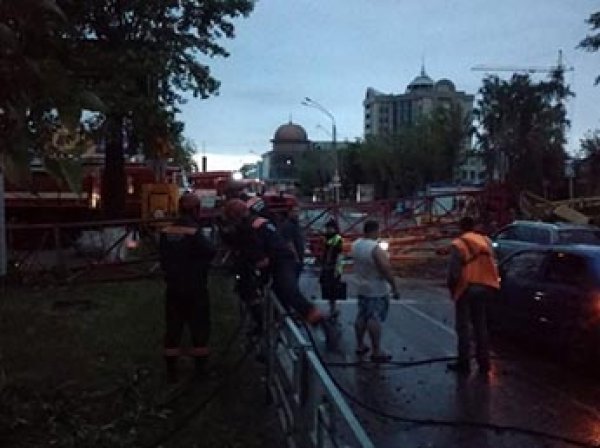 Сеть взорвали шокирующие фото и видео разрушительного урагана в Барнауле