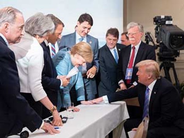 "Держи, Ангела": Трамп бросил конфеты в Меркель на саммите G7
