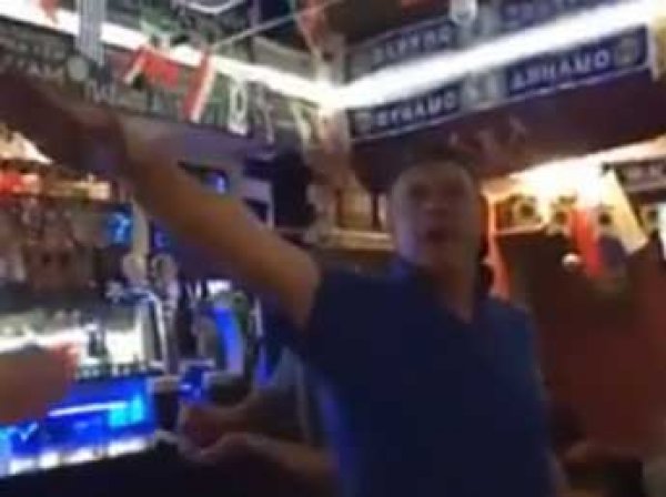 Британские фанаты в баре Волгограда пели нацистские песни и "зиговали"
