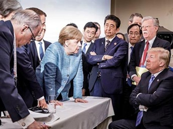 Фото Меркель с саммита G7 стало мемом в соцсетях