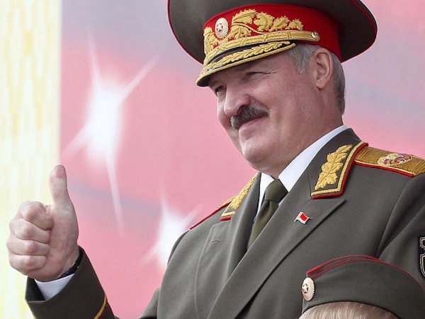 Лукашенко обвинил Россию в попытках "приватизировать Победу"