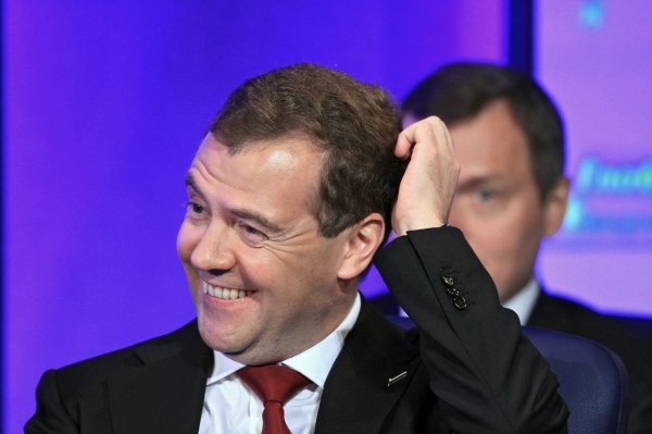 Медведев анонсировал введение электронных трудовых книжек с 2020 года
