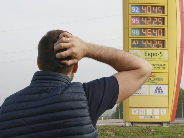 "Ситуация критическая": россиянам предрекли рост цен на бензин до 100 рублей за литр