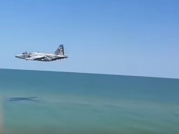 В ВСУ объяснили низкий полет Су-25 над пляжем в Запорожье