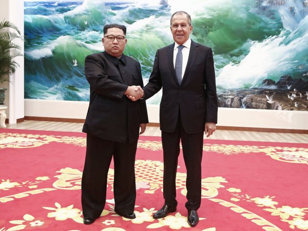 СМИ: "Россия 1" дорисовала Ким Чен Ыну улыбку на встрече с Лавровым