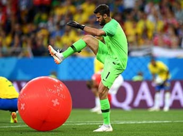 Лопнувший воздушный шарик вратарь Бразилии стал мемом