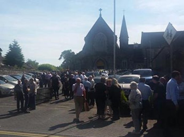 В Ирландии автомобиль протаранил похоронную процессию у церкви